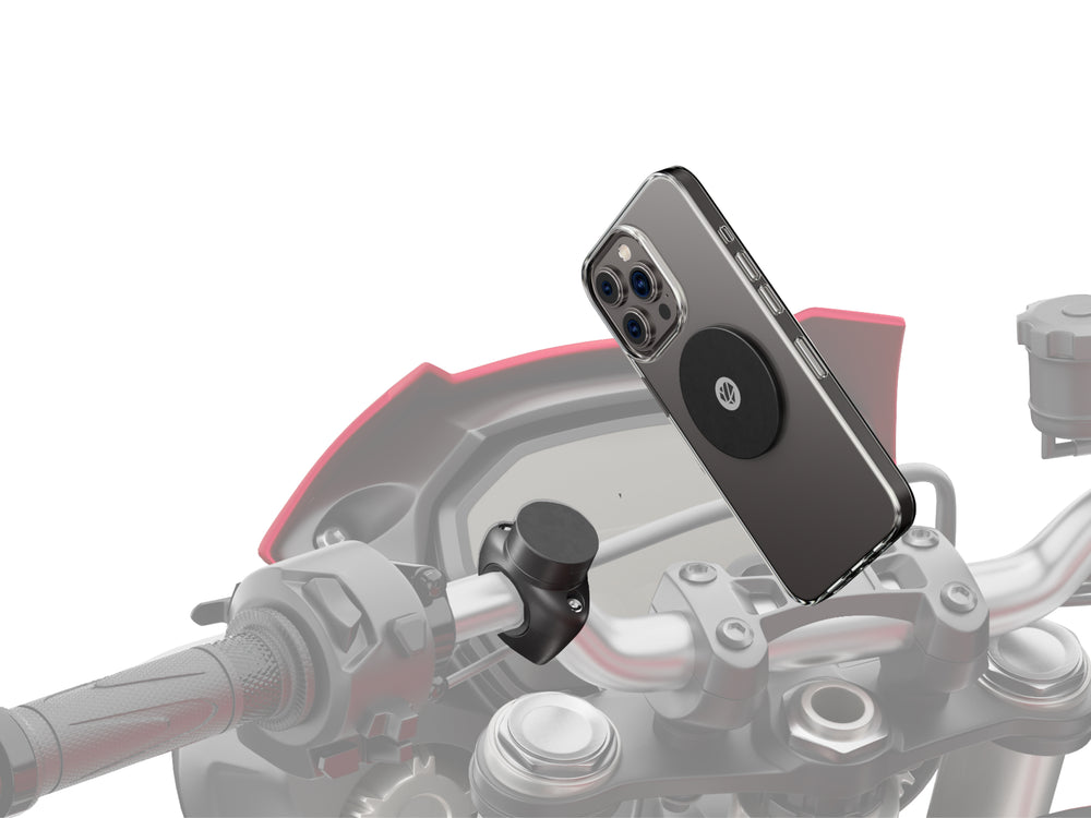 le support téléphone moto pro avec plaque monté sur le guidon de sa moto. Le support magnétique assure une fixation sécurisée et rapide, idéal pour la navigation et l’utilisation du téléphone en toute sécurité sur la route.