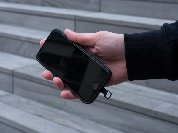 Smartphone protégé dans une pochette Shapeheart, conçu pour sécuriser et absorber les vibrations sur vélo