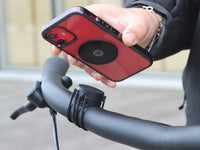 Fixation magnétique du téléphone avec plaque métal sur le support guidon vélo fixé avec des élastiques 