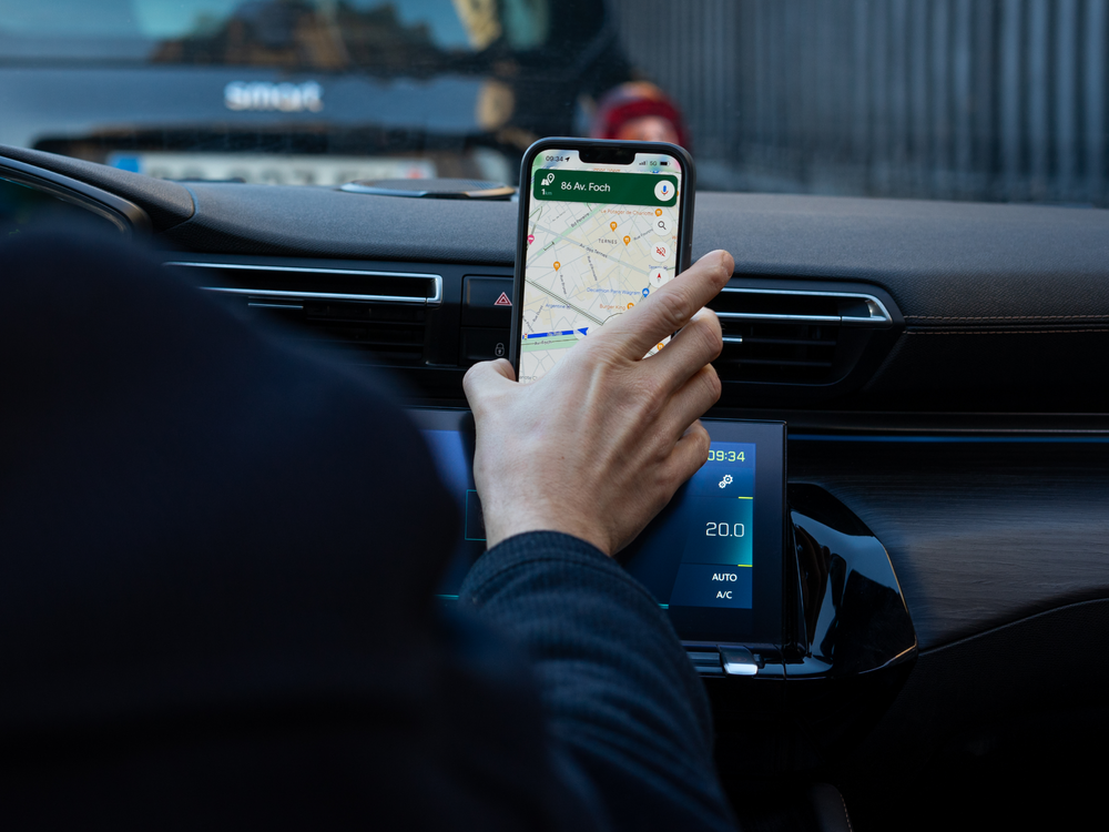 Navigation GPS sur l’écran d’un smartphone fixé avec le support magnétique Shapeheart dans une voiture.