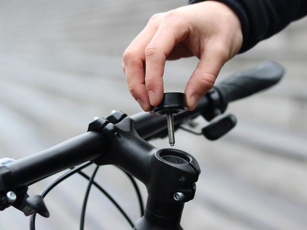 Installation du support Shapeheart sur la potence du vélo avec une fixation sécurisée pour trajets sereins 