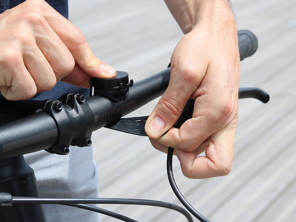 Fixation du support sur le guidon du vélo grâce au strap élastique, installer facilement en quelques secondes et robuste