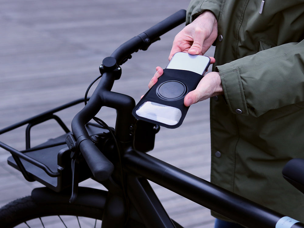 Insertion du téléphone dans la pochette magnétique Shapeheart avant de le fixer sur le support magnétique pour guidon de vélo