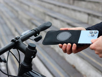 Insertion du smartphone dans la pochette magnétique Shapeheart, prête à être fixée sur le support pour potence de vélo magnétique