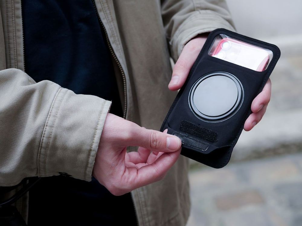 Fermeture de la pochette de protection grâce à un rabat velcro, parfaitement weatherproof et tactile, le téléphone ne risque rien 