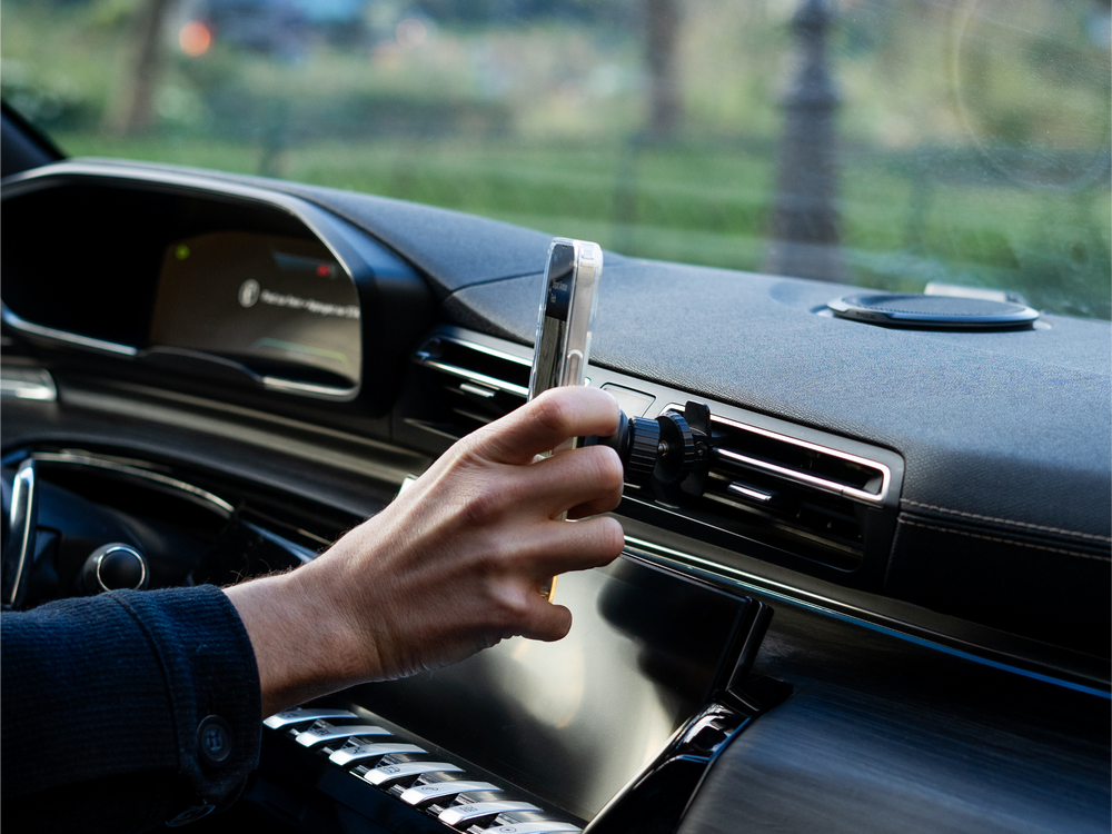 Fixation du téléphone sur le support magnétique pour grille d'aération de voiture