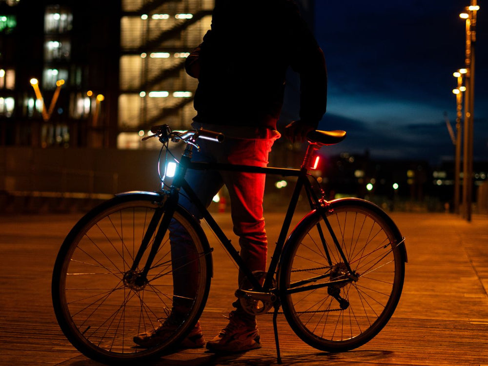 Vélo illuminé par les lumières magnétiques Shapeheart, offrant une visibilité à 300° pour une sécurité optimale lors des trajets nocturnes.