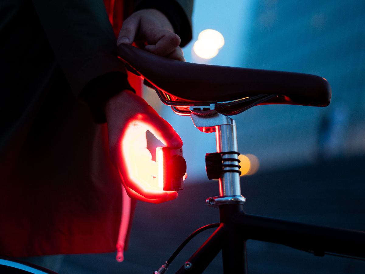 Lumière rouge magnétique Shapeheart fixée à l’arrière d’un vélo, offrant une visibilité renforcée pour rouler en toute sécurité.