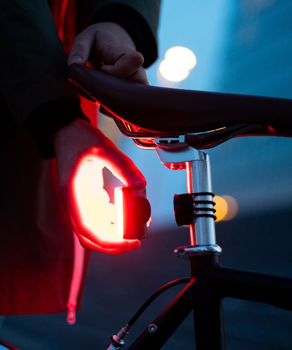 Lumière rouge magnétique Shapeheart fixée à l’arrière d’un vélo, offrant une visibilité renforcée pour rouler en toute sécurité.