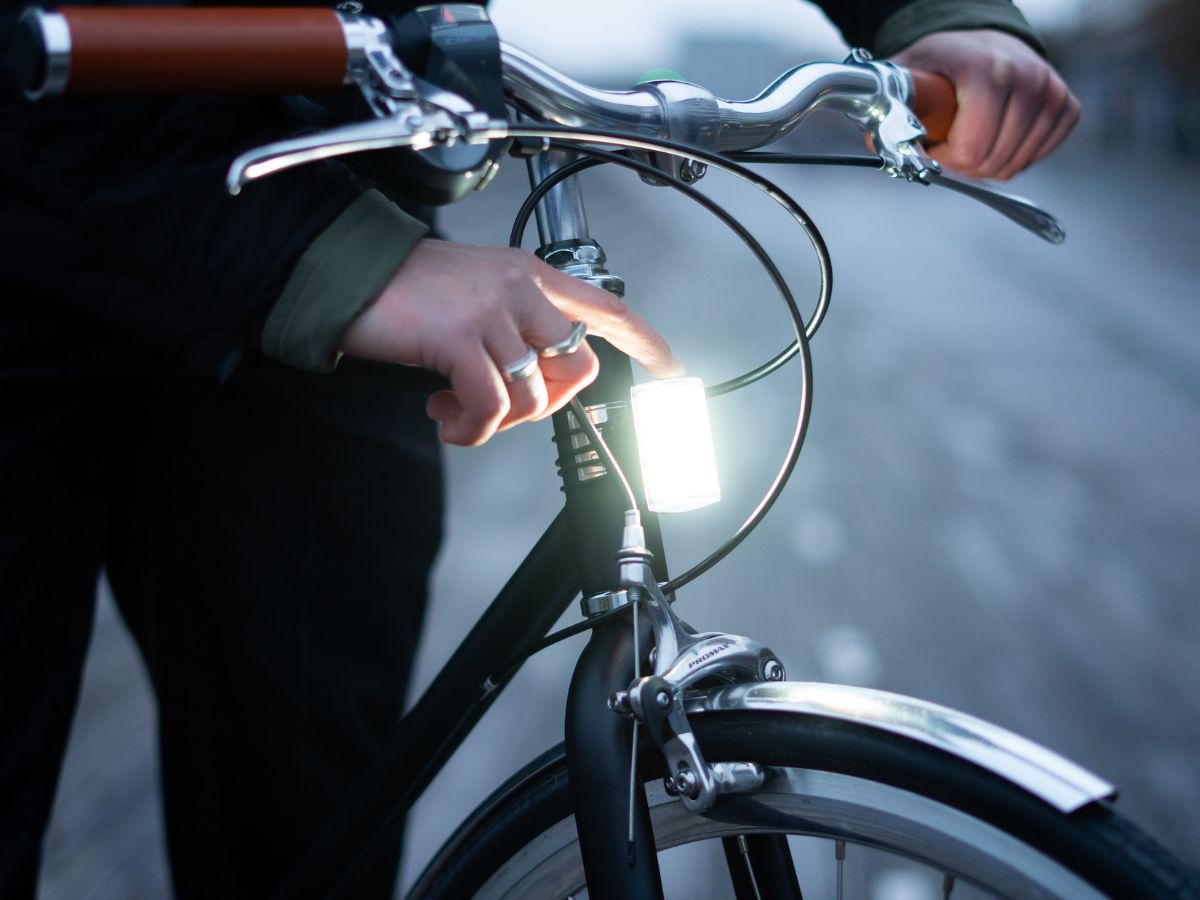 Activation facile de la lumière magnétique Shapeheart, un simple appui pour allumer ou éteindre l’éclairage vélo rechargeable.