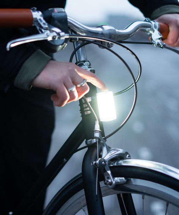 Activation facile de la lumière magnétique Shapeheart – un simple appui pour allumer ou éteindre l’éclairage vélo rechargeable.
