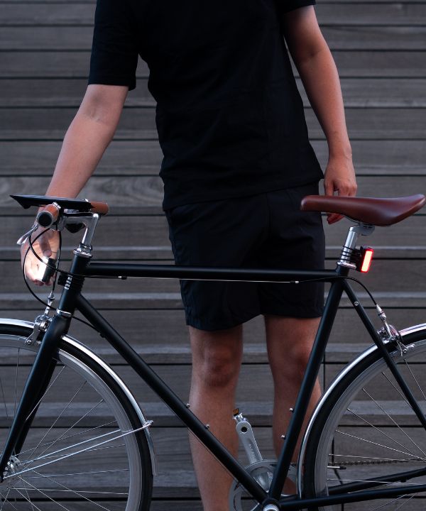 Lumières magnétiques Shapeheart au design compact et discret, s'intégrant parfaitement au vélo tout en assurant une visibilité optimale.