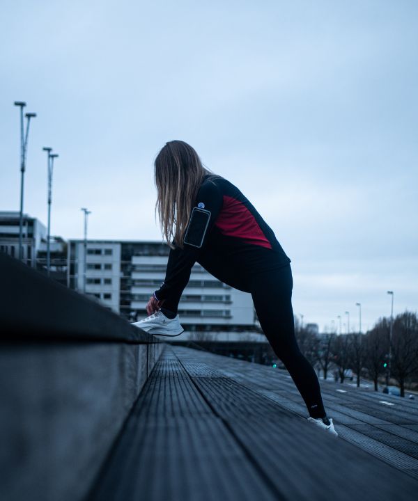 Runner écoutant de la musique avec des écouteurs sans fil pendant un entraînement.