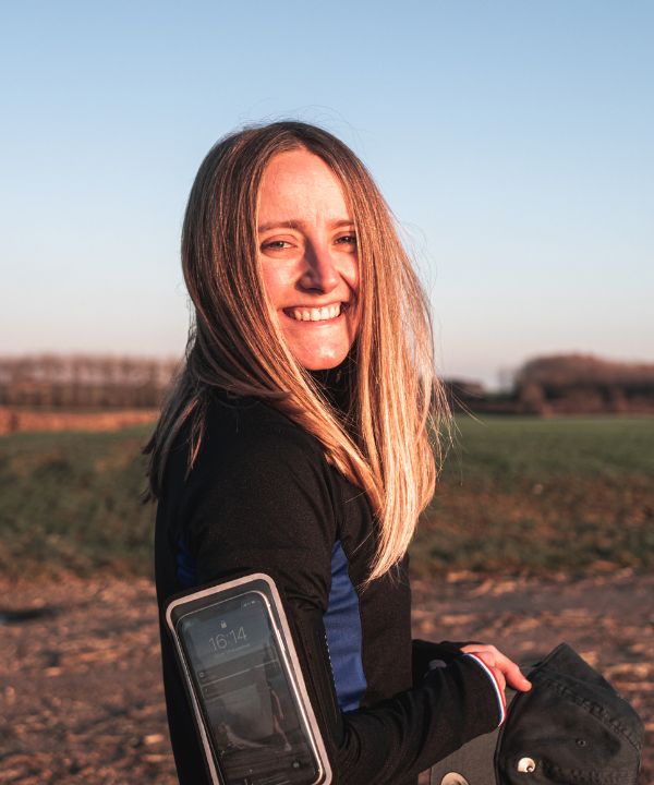Runner écoutant de la musique avec des écouteurs sans fil pendant un entraînement.