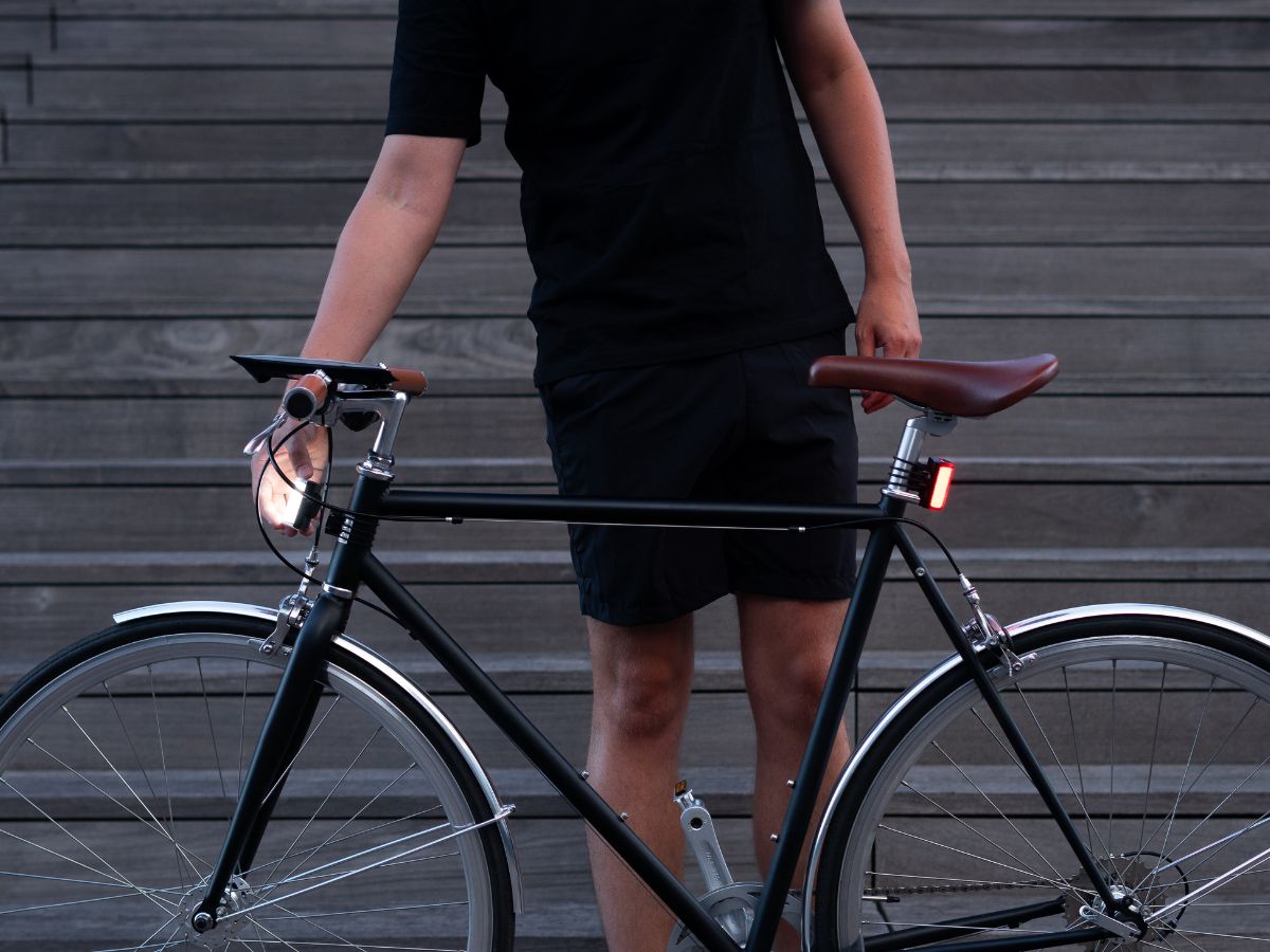 Lumières magnétiques Shapeheart au design compact et discret, s'intégrant parfaitement au vélo tout en assurant une visibilité optimale.