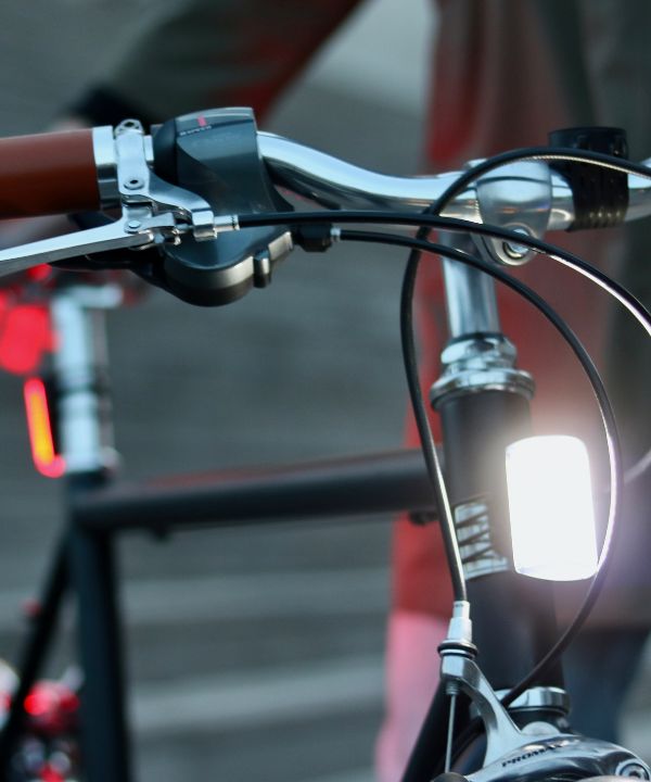 Lumière avant blanche Shapeheart fixée sur un vélo, assurant un éclairage puissant pour une conduite nocturne en toute sérénité.