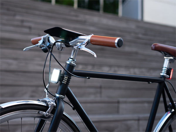 Fixation du smartphone sur guidon vélo avec support magnétique Shapeheart et lumières magnétiques avant et arrière