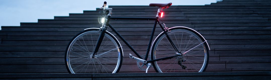 Vélo équipé des lumières magnétiques Shapeheart de nuit, visibilité optimale avec éclairage avant blanc et arrière rouge