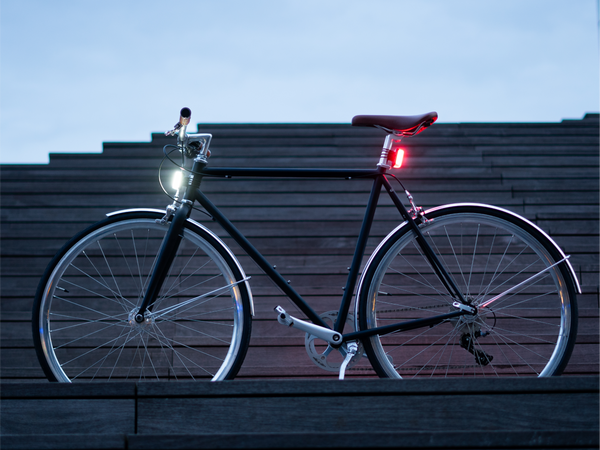 Vélo équipé de lumières Shapeheart pour avant et arrière, visibilité renforcée pour la sécurité nocturne