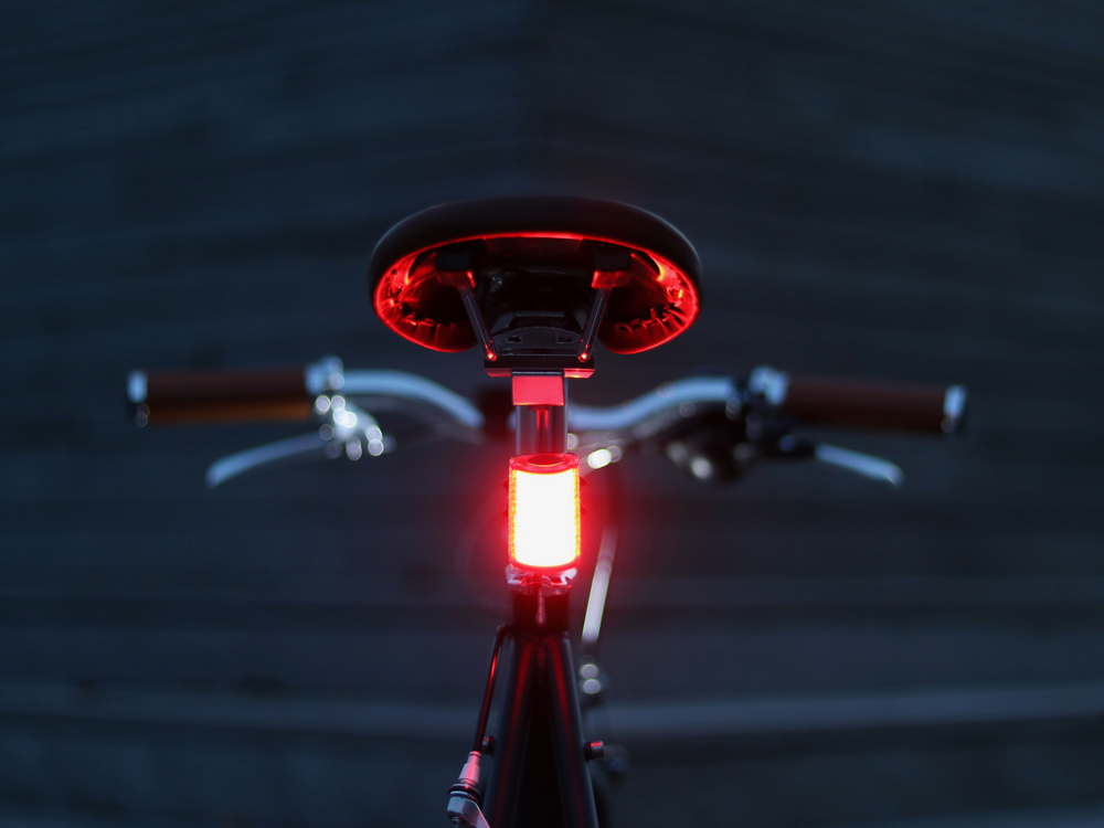 Lumière arrière Shapeheart LED rouge fixée sous la selle, offrant une sécurité accrue grâce à un éclairage panoramique et puissant