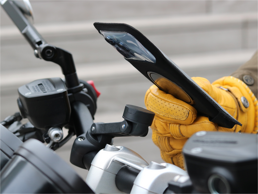 Le support Shapeheart PRO BOOST garantit une fixation robuste et personnalisable pour votre téléphone, idéal pour les guidons de moto.